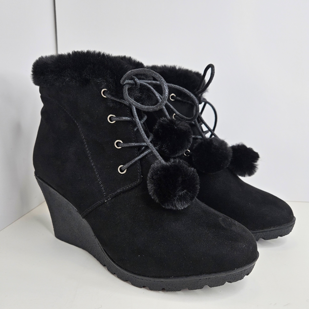 NWOT Women's Black Lace Up Ankle Boots Faux Suede Faux Fur Pom Pom Trim Size 8
